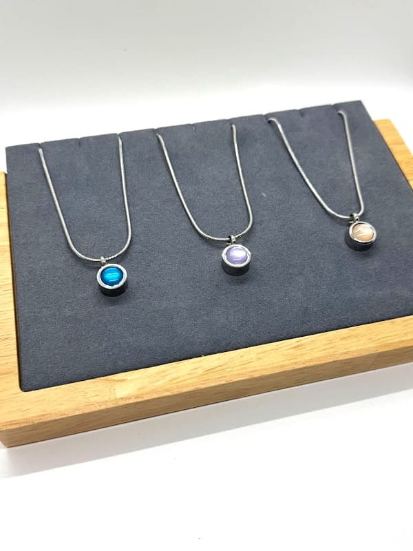 Raindrop-shaped pendant. Available in blue, lilac, and sandstone.