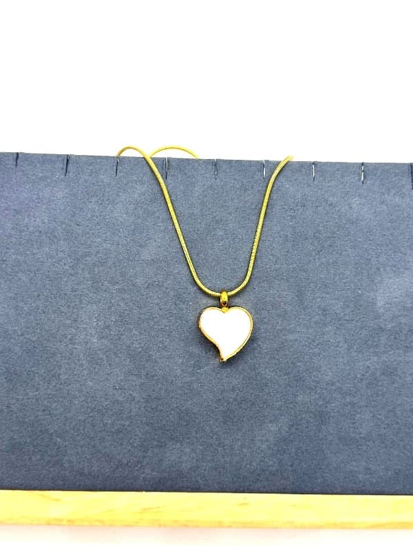 Mother of pearl pendant in gold.