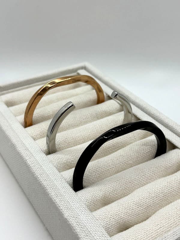 Twisted metal bangle bracelet. Available in rosegold, silver, and black.
